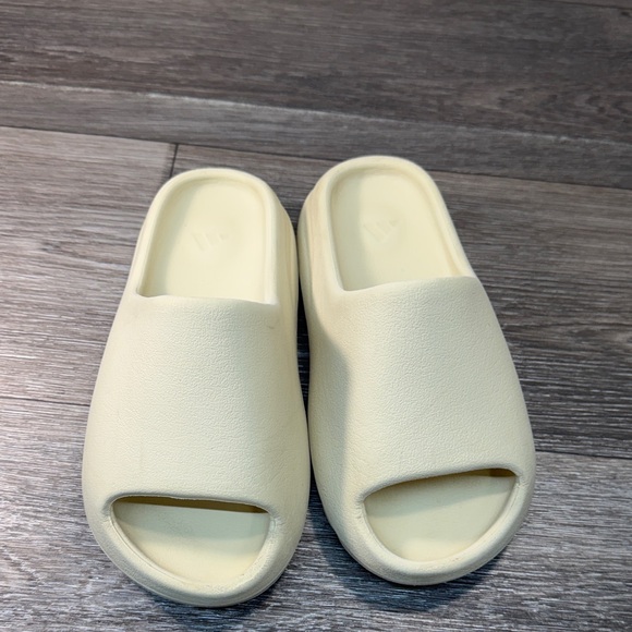 adidas Shoes - Adidas Yeezy slides Cream / woman’s size 7 (j226)